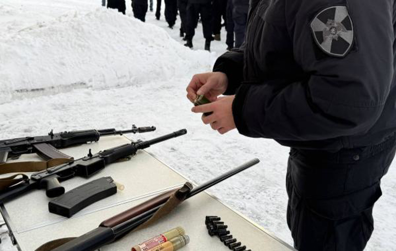 В Оренбурге росгвардейцы задержали подозреваемых в поджоге дорогостоящего автомобиля