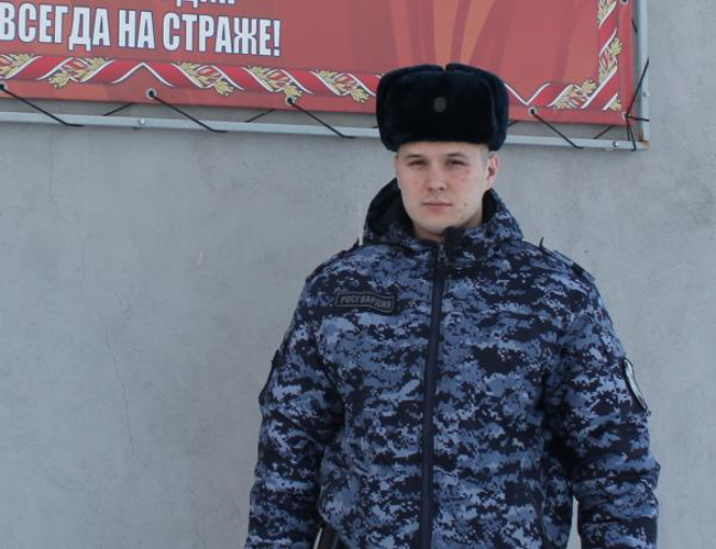 Росгвардейцы задержали женщину, которая угрожала ножом своему сожителю и его матери