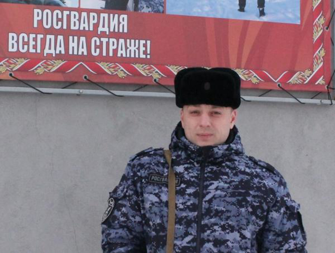 В Оренбурге росгвардейцы задержали мужчину, ударившего ножом сотрудника охраны кафе