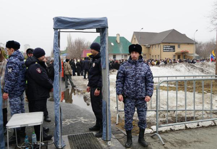 В Оренбурге росгвардейцы обеспечили безопасность на концерте, посвященному 11-й годовщине воссоединения Крыма с Россией
