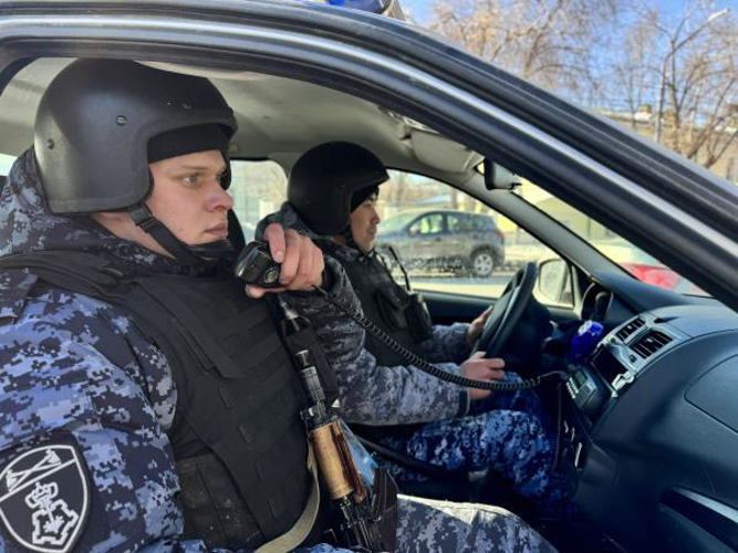 В Оренбурге росгвардейцы задержали мужчину, который пытался повредить проезжающие автомобили
