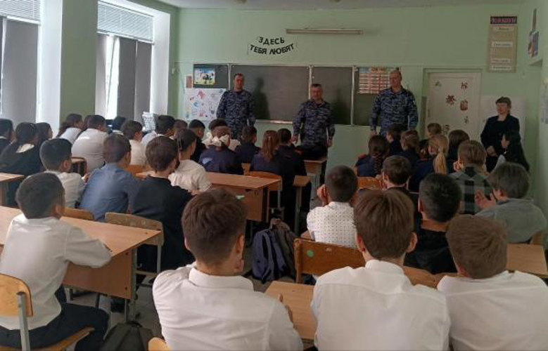 Росгвардейцы провели урок мужества для учащихся лицея № 7 города Оренбурга