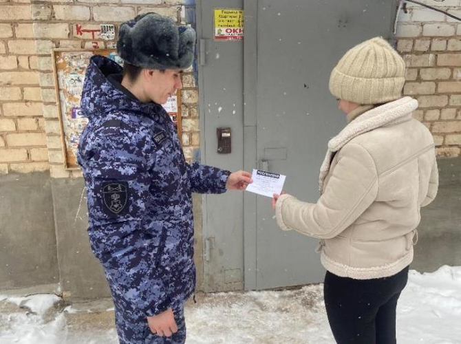 В Бугуруслане сотрудники вневедомственной охраны Росгвардии приняли участие в акции «Безопасный дом, подъезд, квартира»