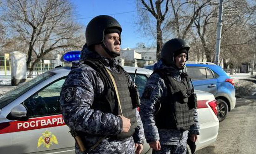 В Оренбурге росгвардейцы задержали мужчину, который пытался повредить проезжающие автомобили