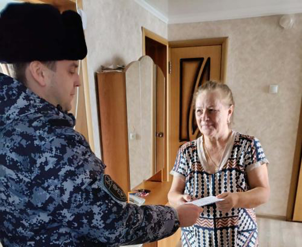 В Бугуруслане сотрудники вневедомственной охраны Росгвардии приняли участие в акции «Безопасный дом, подъезд, квартира»