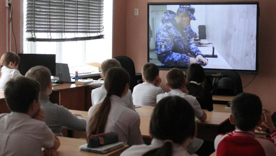 В преддверии празднования Дня войск национальной гвардии Российской Федерации росгвардейцы в Оренбурге провели Урок мужества для молодежи