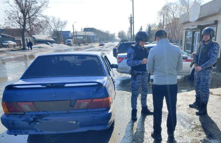 Росгвардейцы задержали мужчину, который угрожая ножом завладел чужим автомобилем