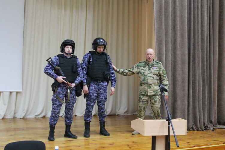 Росгвардейцы рассказали на совещании директоров школ Оренбурга о том, как обеспечить безопасность учащихся 