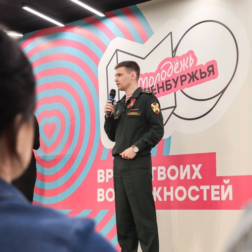 Росгвардеец наградил победителей региональной акции «История военной службы моих родственников»