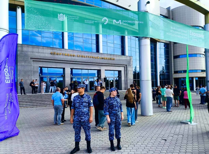 В Оренбурге сотрудники Росгвардии обеспечили правопорядок во время проведения Дня молодежи и закрытия фестиваля Евразия Глобал
