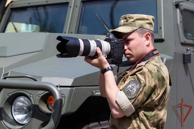 ВОЕННЫЕ ФОТОКОРРЕСПОНДЕНТЫ РОСГВАРДИИ ОТМЕЧАЮТ ПРОФЕССИОНАЛЬНЫЙ ПРАЗДНИК