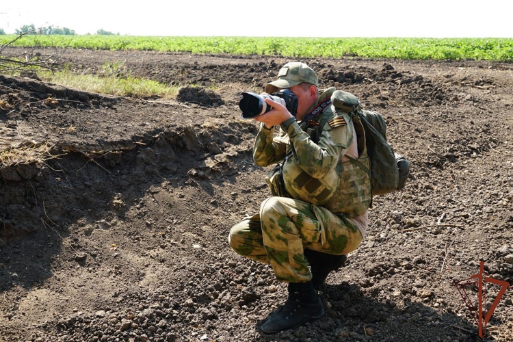 ВОЕННЫЕ ФОТОКОРРЕСПОНДЕНТЫ РОСГВАРДИИ ОТМЕЧАЮТ ПРОФЕССИОНАЛЬНЫЙ ПРАЗДНИК
