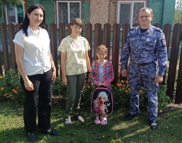 Росгвардейцы  приняли участие в благотворительной акции «Собери ребенка в школу»   