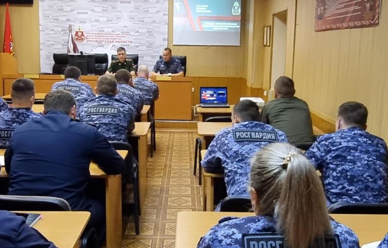 В Оренбурге помощник военного прокурора Оренбургского гарнизона провел занятие с росгвардейцами