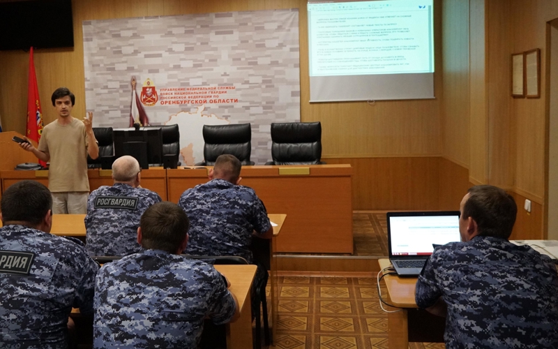 В Оренбурге представитель Российского общества «Знание» провел встречу с росгвардейцами