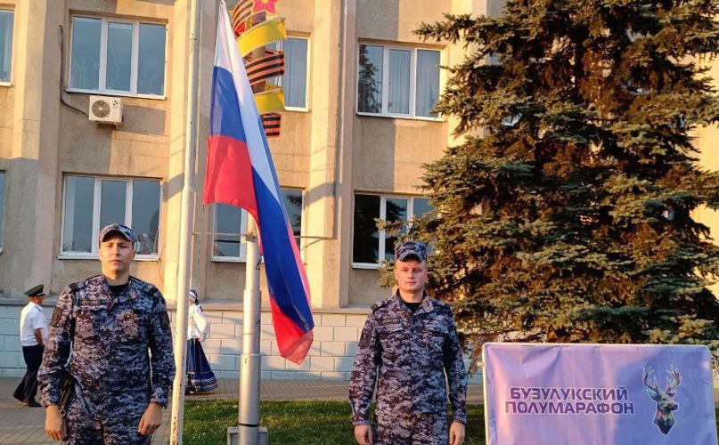 В Оренбургской области росгвардейцы приняли участие в торжественных мероприятиях, приуроченных ко дню Государственного флага Российской Федерации