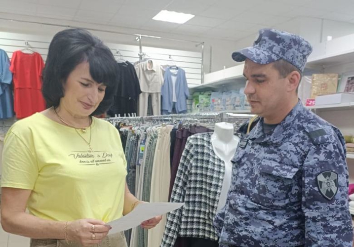 Сотрудники вневедомственной охраны Росгвардии проводят акцию «Безопасный дом, подъезд, квартира»