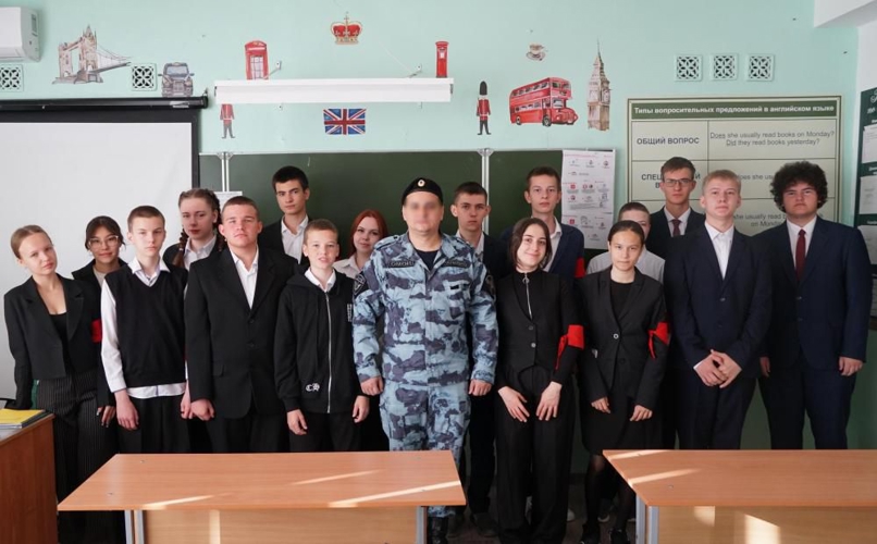 Сотрудник ОМОН «Кобра» на встрече с учащимися рассказал о возможности трудоустройства на службу в Росгвардию и поступления в ведомственные институты