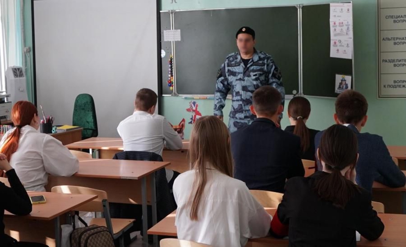 Сотрудник ОМОН «Кобра» на встрече с учащимися рассказал о возможности трудоустройства на службу в Росгвардию и поступления в ведомственные институты