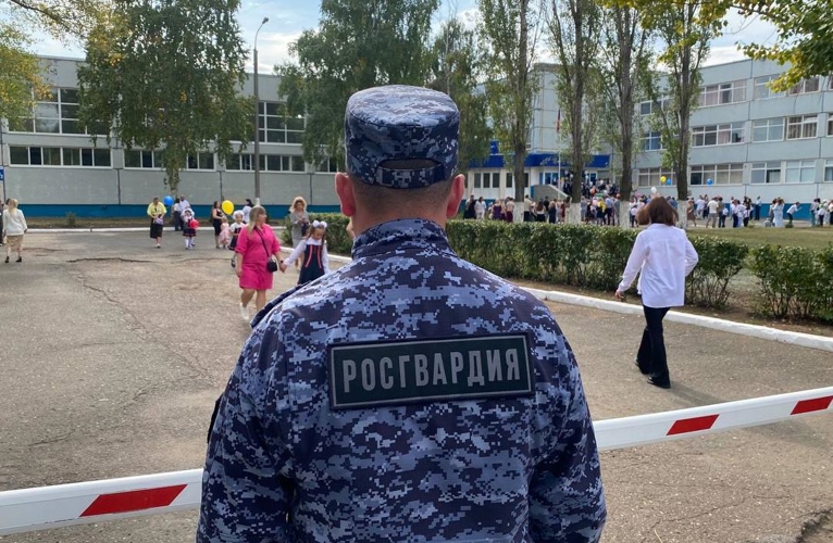 В Оренбургской области росгвардейцы обеспечили правопорядок в День знаний
