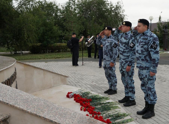 В Оренбурге росгвардейцы приняли участие в памятных мероприятиях, посвященных Дню солидарности в борьбе с терроризмом