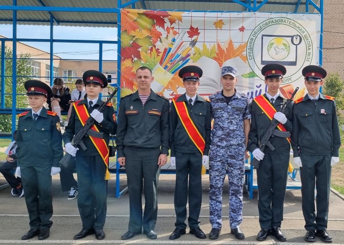 Росгвардейцы поздравили школьников Оренбурга с Днем знаний