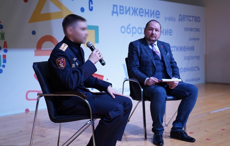 В Оренбурге росгвардеец принял участие в проекте «Диалоги с Героями» и мероприятии по вручению паспортов гражданина Российской Федерации 