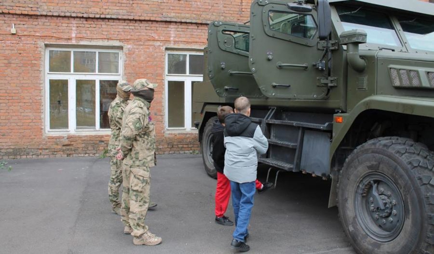 В Оренбурге росгвардейцы приняли участие в образовательном фестивале «Мир профессий»