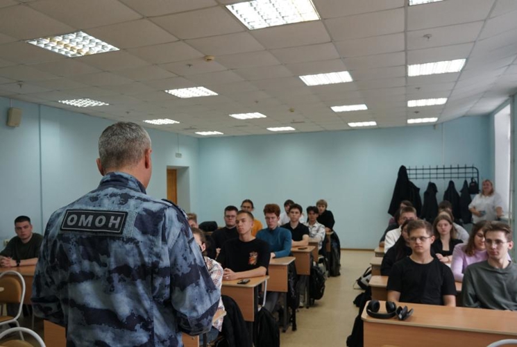 Сотрудник ОМОН «Кобра» провел Урок мужества, на котором рассказал о возможности трудоустройства на службу в Росгвардию