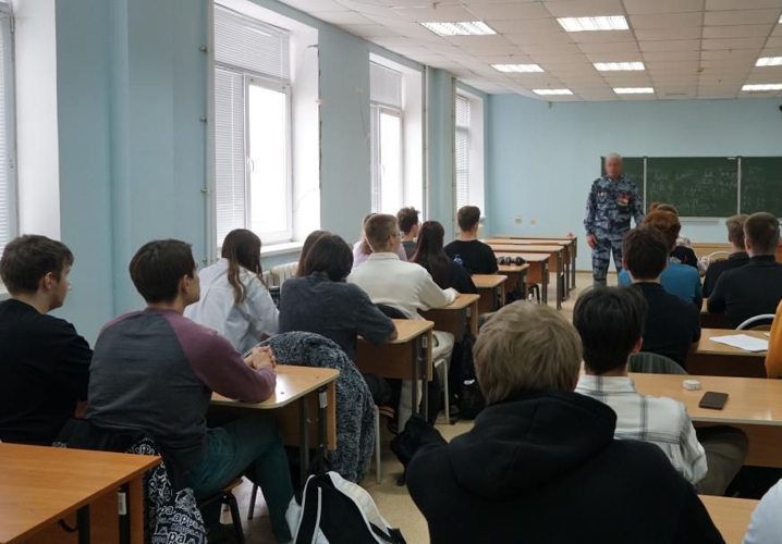 Сотрудник ОМОН «Кобра» провел Урок мужества, на котором рассказал о возможности трудоустройства на службу в Росгвардию