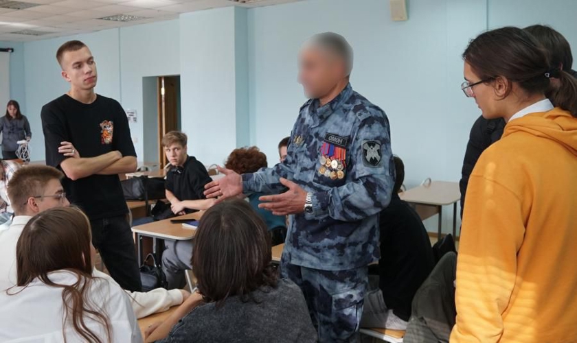 Сотрудник ОМОН «Кобра» провел Урок мужества, на котором рассказал о возможности трудоустройства на службу в Росгвардию