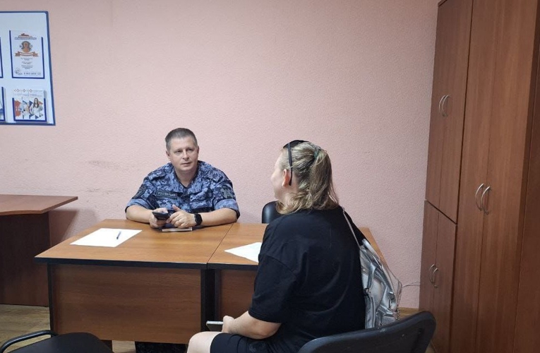 В Гае росгвардейцы рассказали гражданам о возможностях прохождения службы в Росгвардии и о получении высшего образования в ВУЗах ведомства