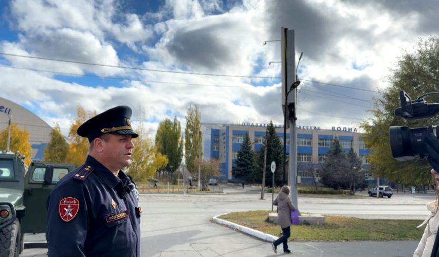 В Новотроицке мобильный агитационный пункт Росгвардии провел работу по информированию граждан о службе в ведомстве