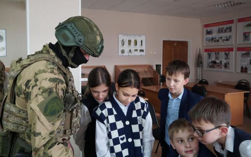 В преддверии празднования Дня народного единства сотрудники оренбургского ОМОН провели Урок мужества