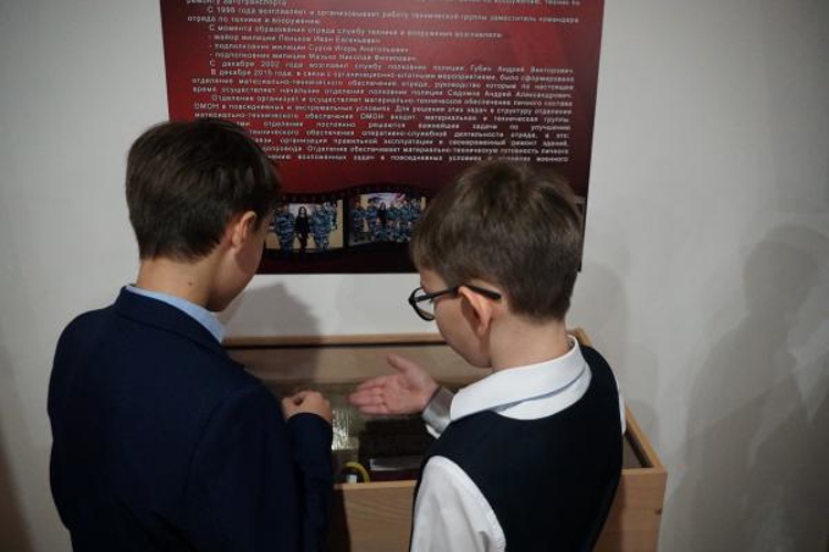 В преддверии празднования Дня народного единства сотрудники оренбургского ОМОН провели Урок мужества