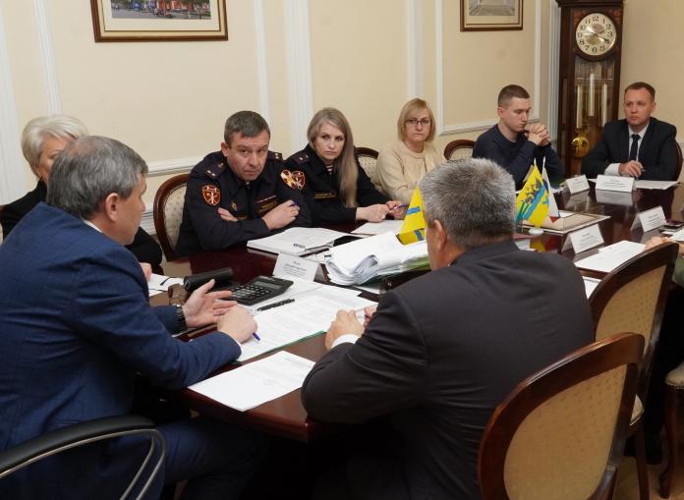 В Оренбурге сотрудники лицензионно-разрешительного центра Росгвардии приняли участие в совещании по противодействию нелегальной занятости