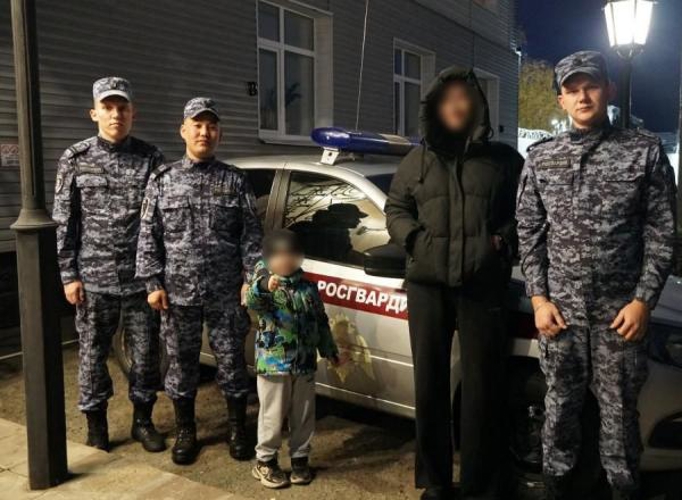 В Оренбурге росгвардейцы помогли потерявшемуся мальчику вернуться домой