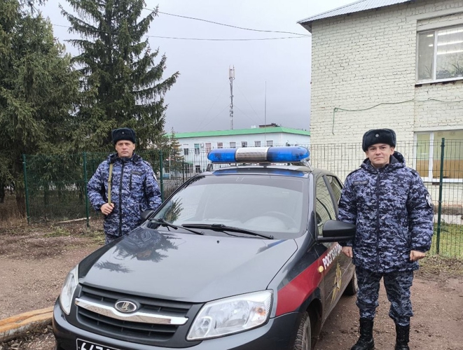 Росгвардейцы  помогли  мужчине выйти из дома, в котором началось возгорание