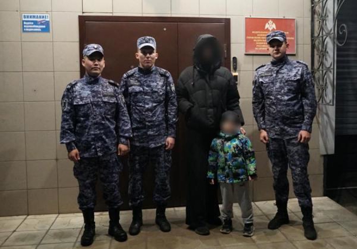 В Оренбурге росгвардейцы помогли потерявшемуся мальчику вернуться домой