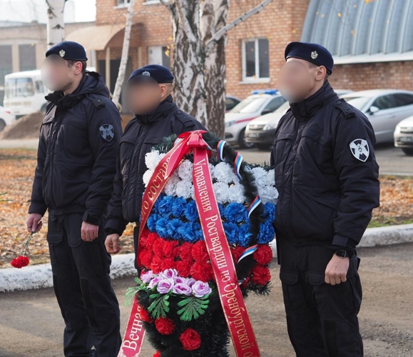 В ОРЕНБУРЖЬЕ ПРЕДСТАВИТЕЛИ РОСГВАРДИИ ВОЗЛОЖИЛИ ЦВЕТЫ К ПАМЯТНИКУ ПОГИБШИХ КОЛЛЕГ, СРЕДИ КОТОРЫХ – БОРЦЫ С ОРГАНИЗОВАННОЙ ПРЕСТУПНОСТЬЮ