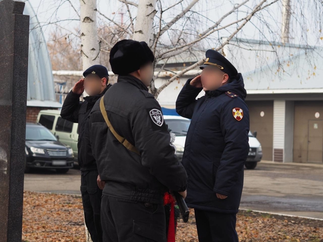 В ОРЕНБУРЖЬЕ ПРЕДСТАВИТЕЛИ РОСГВАРДИИ ВОЗЛОЖИЛИ ЦВЕТЫ К ПАМЯТНИКУ ПОГИБШИХ КОЛЛЕГ, СРЕДИ КОТОРЫХ – БОРЦЫ С ОРГАНИЗОВАННОЙ ПРЕСТУПНОСТЬЮ