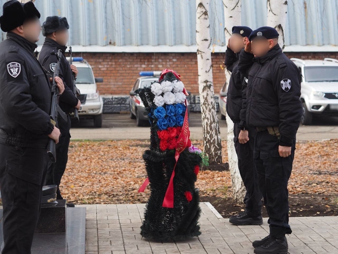 В ОРЕНБУРЖЬЕ ПРЕДСТАВИТЕЛИ РОСГВАРДИИ ВОЗЛОЖИЛИ ЦВЕТЫ К ПАМЯТНИКУ ПОГИБШИХ КОЛЛЕГ, СРЕДИ КОТОРЫХ – БОРЦЫ С ОРГАНИЗОВАННОЙ ПРЕСТУПНОСТЬЮ