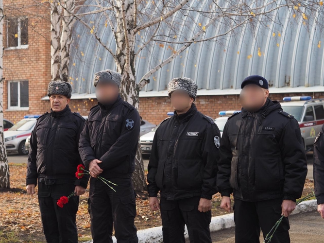 В ОРЕНБУРЖЬЕ ПРЕДСТАВИТЕЛИ РОСГВАРДИИ ВОЗЛОЖИЛИ ЦВЕТЫ К ПАМЯТНИКУ ПОГИБШИХ КОЛЛЕГ, СРЕДИ КОТОРЫХ – БОРЦЫ С ОРГАНИЗОВАННОЙ ПРЕСТУПНОСТЬЮ