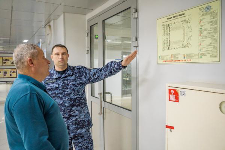 Росгвардейцы проверили  спортивно-культурный комплекс Оренбурга на антитеррористическую защищенность