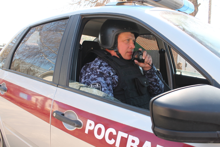 Росгвардейцы задержали молодого человека, угрожавшего ножом своему отчиму