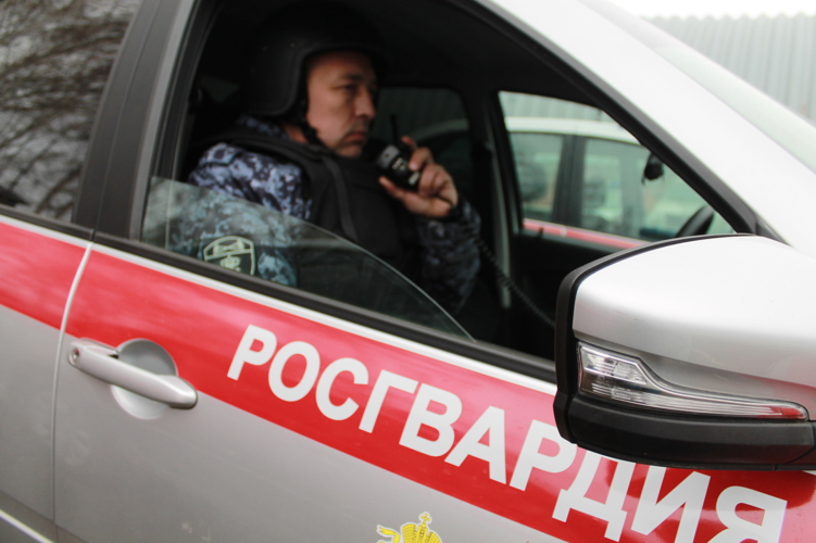 В Орске росгвардейцы задержали дебошира, угрожавшего продавцу круглосуточного магазина