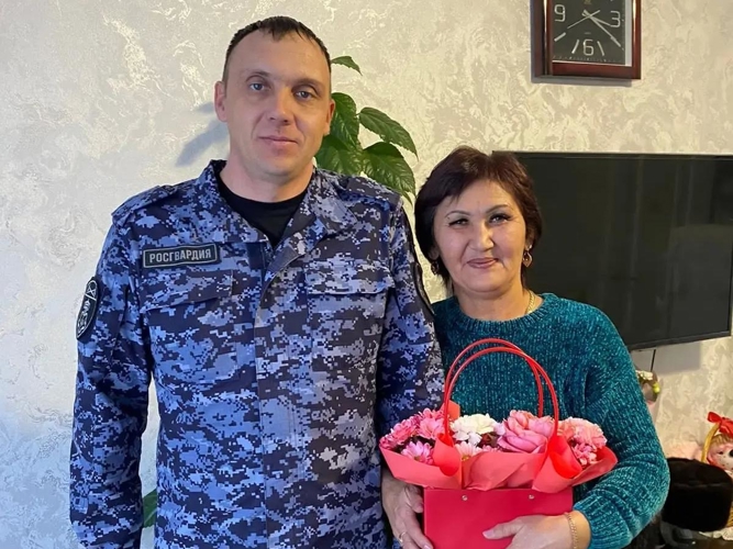  Росгвардейцы поздравили матерей погибших товарищей