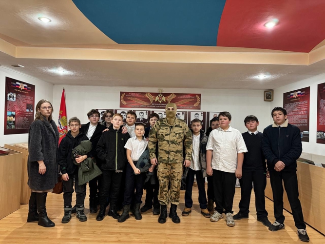 Бойцы ОМОН "Кобра" Росгвардии провели день открытых дверей для оренбургских школьников (ВИДЕО)