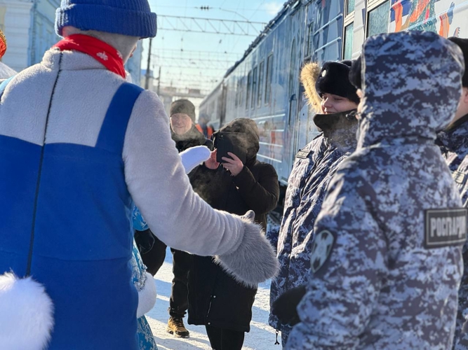 В Оренбурге росгвардейцы обеспечили правопорядок во время прибытия поезда Деда Мороза(ВИДЕО)
