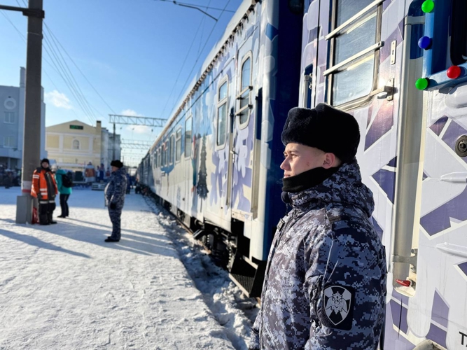 В Оренбурге росгвардейцы обеспечили правопорядок во время прибытия поезда Деда Мороза(ВИДЕО)